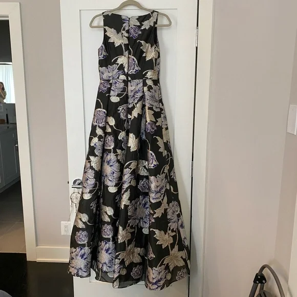 Floor length gown with floral embroidery - Picture 2 of 3